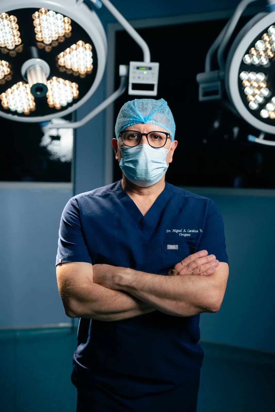 Retrato del Dr. Miguel Cardoza en el quirófano, iluminado por la lámpara quirúrgica