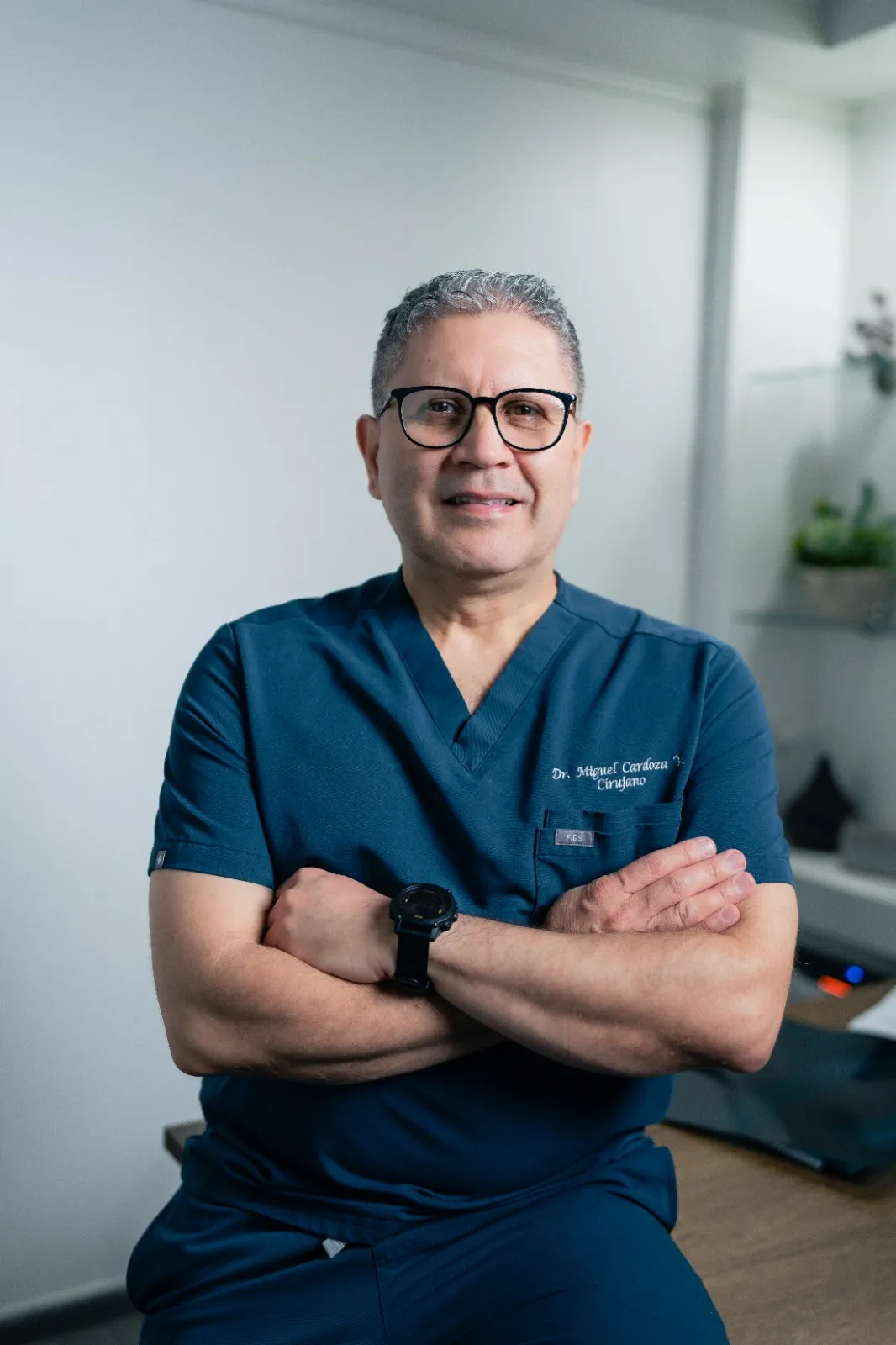 Retrato del Dr. Miguel Ángel Cardoza V. en su consultorio, sin mascarilla